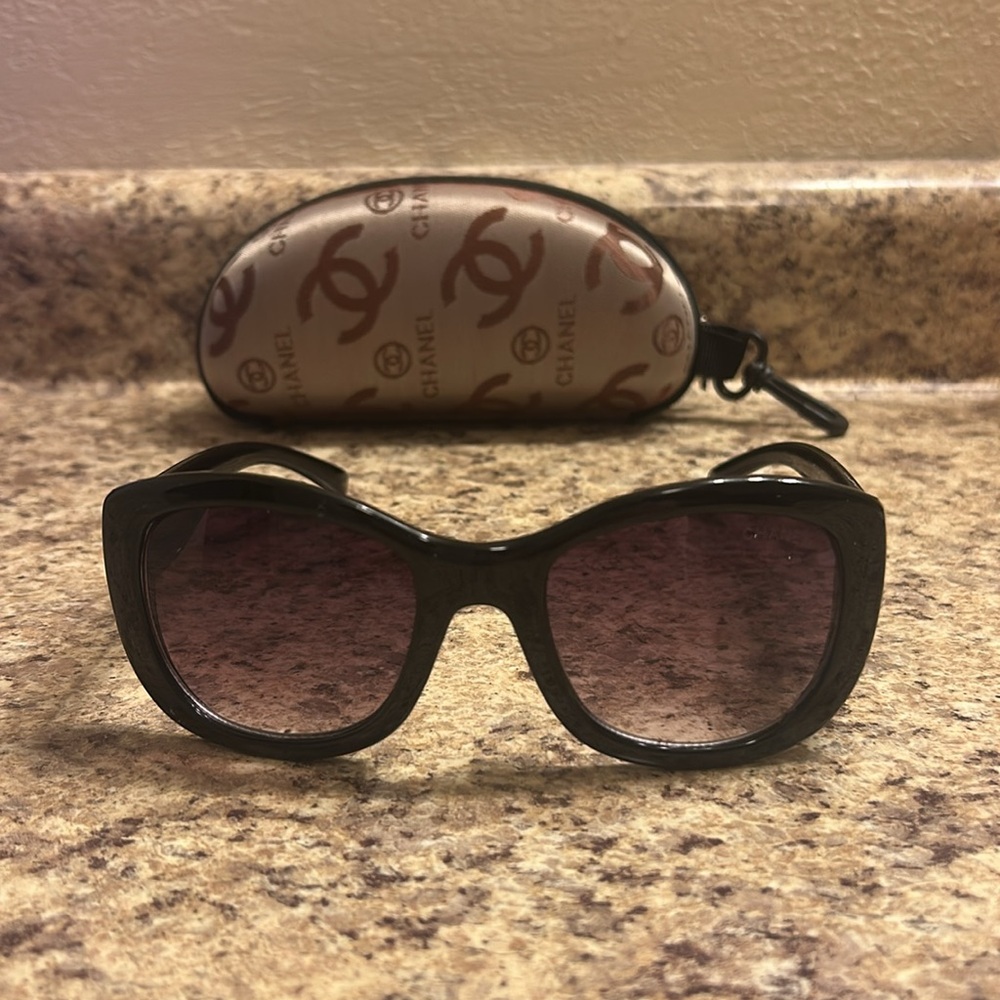 CHANEL Black Sunglasses with case